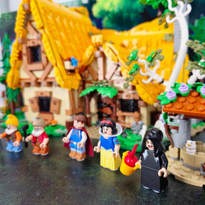 Lego 43242 Snow White and the Seven Dwarfs' Cottage - Display Case