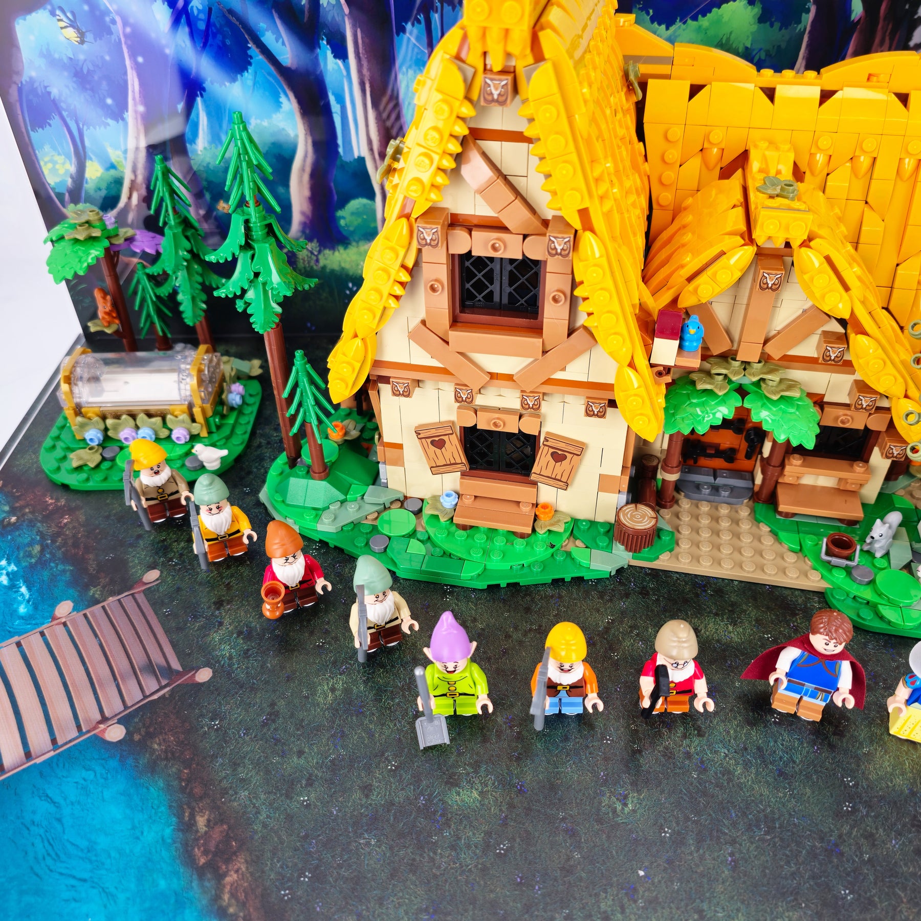Lego 43242 Snow White and the Seven Dwarfs' Cottage - Display Case